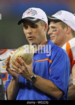 L'entraîneur-chef d'état de Boise Chris Petersen détient le trophée Tostitos Fiesta Bowl après Boise State a battu Minnesota 43-42 en prolongation à l'University of Phoenix Stadium de Glendale, en Arizona, du 1 er janvier 2007. (Photo d'UPI/Art Foxall) Banque D'Images
