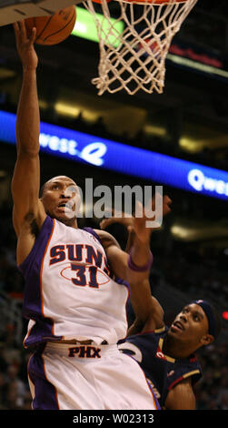 Phoenix Suns en avant, Shawn Marion (31) va jusqu'à un tir que Cleveland Cavaliers Daniel Gibson essaie de faire un jeu à US Airways Center de Phoenix, Arizona le 11 janvier 2007. Les Suns a défait les Cavaliers 109-90. (Photo d'UPI/Art Foxall) Banque D'Images