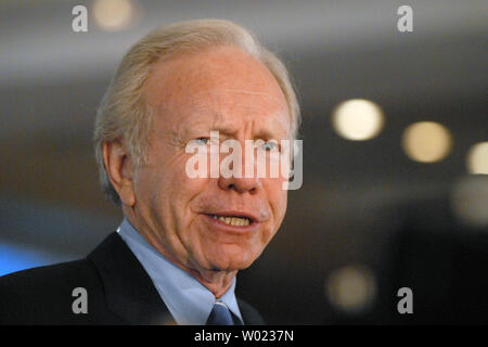 Joe Lieberman (I-CT) assiste à un rassemblement pour le sénateur John McCain (R-AZ) sur Super Mardi, à l'Arizona Biltmore Resort à Phoenix, Arizona le 5 février 2008. McCain est le leader projetée dans la course pour l'investiture du GOP que 24 États américains vote à l'élection primaire. (Photo d'UPI/Alexis C. Glenn) Banque D'Images