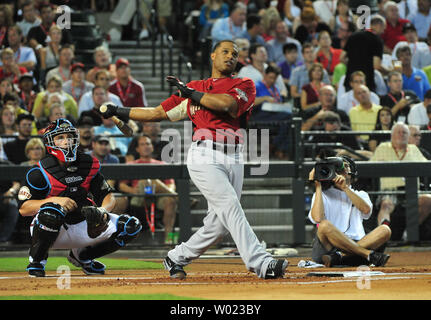 Robinson Cano de la Nouvelle York Yankee regarde l'un de ses hits au cours de la Home Run Derby 2011 en Arizona le 11 juillet 2011. UPI/Kevin Dietsch Banque D'Images