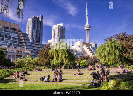 Toronto, Canada - 0609 2019 : Les Torontois ayant reste dans le jardin de la musique. Toronto Music Garden, l'une des ville les plus endroits, est enchantée Banque D'Images