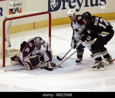 Pittsburgh Penguins Ryan Malone essaie de marquer contre l'Avalanche du Colorado le gardien Vitaly Kolesnik au cours de la deuxième période le 10 décembre 2005 à Mellon Arena de Pittsburgh, Pennsylvanie. (UPI Photo/Stephen brut) Banque D'Images