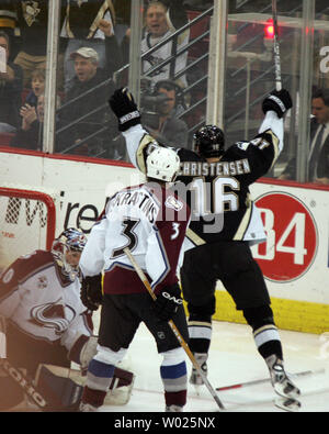 Pittsburgh Penguins C Erik Christensen (16) col des patins de gardien Colorado Avalanche Vitaly Kolesnik avec sa canne haute, après avoir marqué dans la deuxième période, le 8 décembre 2005 à Mellon Arena de Pittsburgh, Pennsylvanie. (UPI Photo/Stephen brut) Banque D'Images