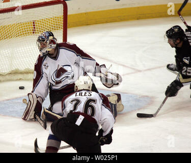 Maxime Talbot des Penguins de Pittsburgh (25) marque contre Colorado Avalanche gardien Vitaly Kolesnik dans la troisième période, le 10 décembre 2005 à Mellon Arena de Pittsburgh, Pennsylvanie. (UPI Photo/Stephen brut) Banque D'Images