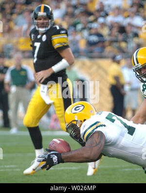 Pittsburgh Steelers Ben Roethlisberger observe alors que Green Bay Packers Cullen Jenkins récupère son fumble au premier trimestre au Heinz Field de Pittsburgh le 11 août 2007. (Photo d'UPI/Archie Charpentier) Banque D'Images