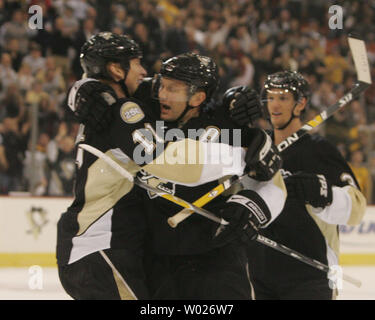 Pittsburgh Penguins Sergei Gonchar et Jordan Staal (11) célébrer après Gonchar but dans la première période contre les Islanders de New York à la Mellon Arena le 15 novembre 2007. (UPI Photo/Stephen M. brut) Banque D'Images