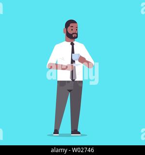 En homme d'usure formelle de boire du café article poser smiling african american male personnage homme d'avoir employé de bureau télévision rupture Illustration de Vecteur