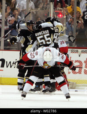 Antoine Vermette Sénateurs d'Ottawa (20) Patins de là avec la tête vers le bas, alors que les Penguins de Pittsburgh célébrer Sergei Gonchar (55) but durant la première période dans la conférence de l'Est 2008 séries éliminatoires de la coupe Stanley à la Mellon Arena de Pittsburgh le 11 avril 2008. (UPI Photo/Stephen brut) Banque D'Images