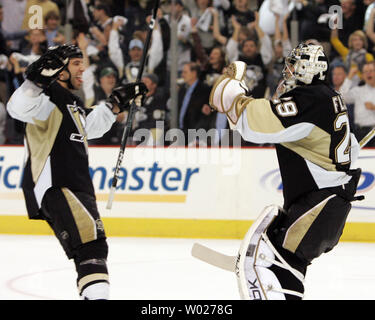 Le gardien des Penguins de Pittsburgh Marc-andré Fleury et Maxime Tolbot célébrer les pingouins deuxième victoire sur les Sénateurs d'Ottawa au cours de la deuxième partie de la Conférence de l'Est 2008 séries éliminatoires de la coupe Stanley à la Mellon Arena de Pittsburgh le 11 avril 2008. (UPI Photo/Stephen brut) Banque D'Images