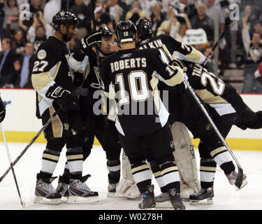 Pittsburgh Penguins célébrer leur deuxième victoire sur les Sénateurs d'Ottawa au cours de la deuxième partie de la Conférence de l'Est 2008 séries éliminatoires de la coupe Stanley à la Mellon Arena de Pittsburgh le 11 avril 2008. (UPI Photo/Stephen brut) Banque D'Images