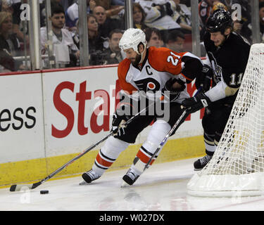 Les Penguins de Pittsburgh Gary Roberts lutte pour la rondelle avec les Flyers de Philadelphie Jason Smith au cours de la première période de deux jeux de la troisième ronde de la Conférence de l'Est 2008 séries éliminatoires de la coupe Stanley à la Mellon Arena de Pittsburgh le 11 mai 2008. (UPI Photo/Stephen brut) Banque D'Images