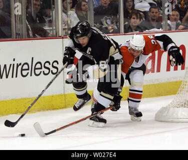 Les Penguins de Pittsburgh Sidney Crosby lutte pour la rondelle avec les Flyers de Philadelphie Lasse Kukkonen durant la première période de deux jeux de la troisième ronde de la Conférence de l'Est 2008 séries éliminatoires de la coupe Stanley à la Mellon Arena de Pittsburgh le 11 mai 2008. .(UPI Photo/Stephen brut) Banque D'Images