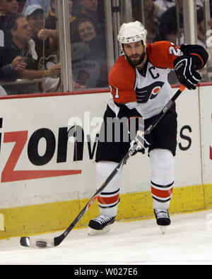 Les Flyers de Philadelphie Jason Smith efface la rondelle contre les Penguins de Pittsburgh au cours de la première période de deux jeux de la troisième ronde de la Conférence de l'Est 2008 séries éliminatoires de la coupe Stanley à la Mellon Arena de Pittsburgh le 11 mai 2008. .(UPI Photo/Stephen brut) Banque D'Images