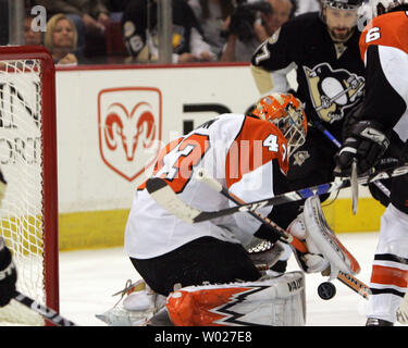 Gardien de but des Flyers de Philadelphie Martin Biron refuse les Penguins de Pittsburgh Petr Sykora au cours de la première période de deux jeux de la troisième ronde de la Conférence de l'Est 2008 séries éliminatoires de la coupe Stanley à la Mellon Arena de Pittsburgh le 11 mai 2008. (UPI Photo/Stephen brut) Banque D'Images