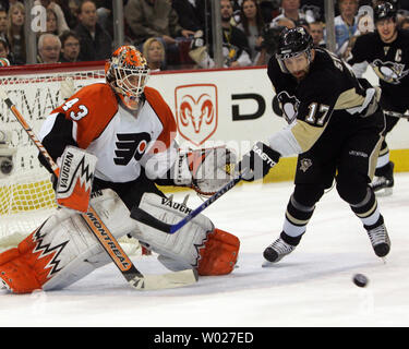 Gardien de but des Flyers de Philadelphie Martin Biron refuse les Penguins de Pittsburgh Petr Sykora au cours de la première période de deux jeux de la troisième ronde de la Conférence de l'Est 2008 séries éliminatoires de la coupe Stanley à la Mellon Arena de Pittsburgh le 11 mai 2008. (UPI Photo/Stephen brut) Banque D'Images