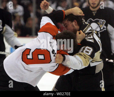 Les Flyers de Philadelphie Scottie Upshall se bat avec les Penguins de Pittsburgh Tyler Kennedy lors de la première période de deux jeux de la troisième ronde de la Conférence de l'Est 2008 séries éliminatoires de la coupe Stanley à la Mellon Arena de Pittsburgh le 11 mai 2008. .(UPI Photo/Stephen brut) Banque D'Images