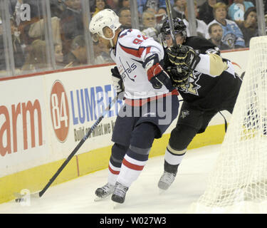 Les Penguins de Pittsburgh Sidney Crosby (87) met la pression sur Washington Michael Nylander (92) dans la deuxième période à la Mellon Arena de Pittsburgh le16 octobre 2008. (Photo d'UPI/Archie Charpentier) Banque D'Images