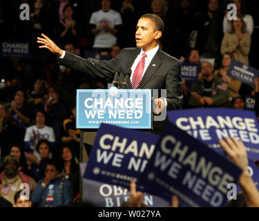 Le candidat démocrate Barack Obama (D-IL) prend la parole à un rassemblement électoral à la Mellon Arena de Pittsburgh, le 27 octobre 2008. (UPI Photo/Stephen brut) Banque D'Images