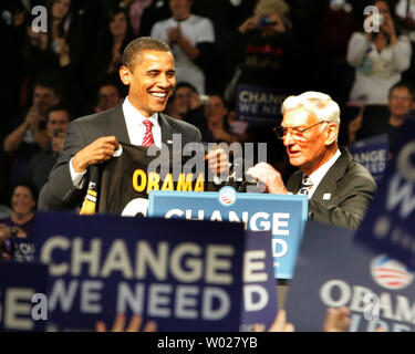 Le candidat démocrate Barack Obama soutient une Steeler jersey donné par Pittsburgh Steelers propriétaire Dan Rooney au Mellon Arena de Pittsburgh, le 27 octobre 2008 (UPI Photo/Stephen brut) Banque D'Images