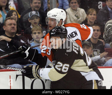 Pittsburgh Penguins Ruslan Fedotenko (26) vérifie les Flyers de Philadelphie Ossi Vaananen (23) dans la bande au cours de la première période à la Mellon Arena de Pittsburgh le 13 novembre 2008. (UPI Photo/Stephen brut) Banque D'Images