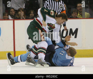 Pittsburgh Penguins Jordan Staal (11) et du Minnesota Erik Reitz (2) lutte au cours de la deuxième période à la Mellon Arena de Pittsburgh le 18 novembre 2008. (UPI Photo/Stephen brut) Banque D'Images