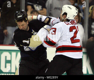 Les Penguins de Pittsburgh Bill Guerin (13) et New Jersey Devils David Clarkson (23) la liste déroulante des gants pendant l'thirdperiod au Mellon Arena de Pittsburgh le 1er avril 2009. .(UPI Photo/Stephen brut) Banque D'Images
