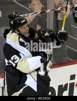 Les Penguins de Pittsburgh Bill Guerin (13) célèbre avec les Pingouins Chris Kunitz (14) à la suite de son jeu but gagnant dans la première période d'heures supplémentaires de jeu deux des quarts de finale de conférence de l'Est 2009 au Mellon Arena de Pittsburgh le 17 avril 2009. Les pingouins a vaincu les Flyers de Philadelphie 3-2 en tenant un jeu 2-0 plomb dans la série. (Photo d'UPI/Archie Charpentier) Banque D'Images