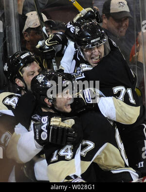 Les Penguins de Pittsburgh Evgeni Malkin (71) se joint à la célébration de pingouins Bill Guerin (13) jeu but gagnant dans la première période d'heures supplémentaires contre les Flyers de Philadelphie en jeu deux des quarts de finale de conférence de l'Est 2009 au Mellon Arena de Pittsburgh le 17 avril 2009. Les pingouins a vaincu les Flyers de Philadelphie 3-2 en prolongation en tenant un jeu 2-0 plomb dans la série. (Photo d'UPI/Archie Charpentier) Banque D'Images