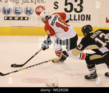 Les Penguins de Pittsburgh Bill Guerin (13) Chasse les Flyers de Philadelphie, Mike Richards (18) dans la première période de la quatrième partie de la Conférence de l'Est 2009 Quaterfinals au Mellon Arena de Pittsburgh le 23 avril 2009. (UPI Photo/Stephen brut) Banque D'Images