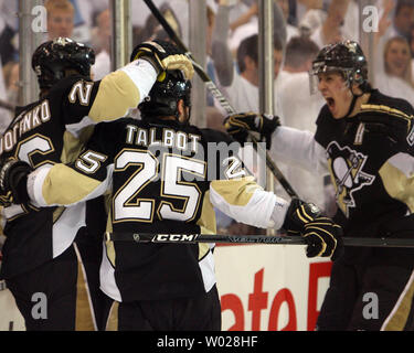 Pittsburgh Penguins Ruslan Fedotenko (26), Maxime Talbot (25) et Evgeni Malkin (71) célébrer après Ruslan Fedotenko (26) but dans la deuxième période contre les Capitals de Washington le gardien Simeon Varlamov pour égaliser le match jusqu'à la deuxième période, de la demi-finale de conférence de l'Est 2009 au Mellon Arena de Pittsburgh le 6 mai 2009. (UPI Photo/Stephen brut) Banque D'Images