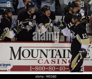 Les Penguins de Pittsburgh Bill Guerin (13) célèbre avec coéquipiers après avoir marqué contre les Capitals de Washington au cours de la première période dans le quatrième match de la demi-finale de conférence de l'Est 2009 au Mellon Arena de Pittsburgh le 8 mai 2009. (UPI Photo/Stephen brut) Banque D'Images