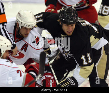 Pittsburgh Penguins Jordan Staal (11) doit affronter son frère, les Hurricanes de la Caroline Eric Staal (12) dans la première période de la première partie de la Conférence de l'Est 2009 finales à la Mellon Arena de Pittsburgh le 11 mai 2009. (UPI Photo/Stephen brut) Banque D'Images
