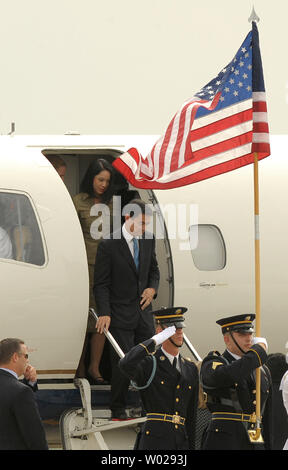 Le Premier ministre Abhisit Vejjajiva arrive à l'Aéroport International de Pittsburgh pour le Sommet du G20 le 24 septembre 2009. UPI/Roger L. Wollenberg Banque D'Images