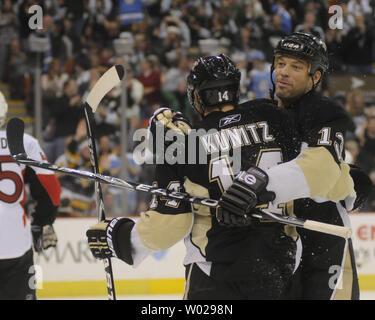 Pittsburgh Penguins aile gauche Chris Kunitz célèbre avec les Penguins de Pittsburgh droite Bill Guerin (13) sur son deuxième but du jeu dans la deuxième période but à Mellon Arena de Pittsburgh le 23 décembre 2009. UPI/Archie Carpenter Banque D'Images