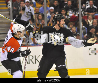 Les Penguins de Pittsburgh le défenseur Brooks Orpik ressemble aux fonctionnaires d'une pénalité sur les Flyers de Philadelphie center Danny Briere dans la troisième période de l'Flyers 7-4 victoire contre les pingouins à Mellon Arena de Pittsburgh le 7 janvier 2010. UPI/Archie Carpenter Banque D'Images