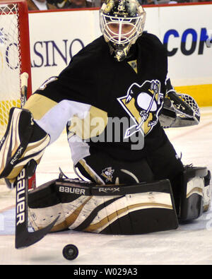 Les Penguins de Pittsburgh le gardien Brent Johnson efface les Flyers de Philadelphie tourné loin de l'objectif de la troisième période d'action les Flyers de Philadelphie 7-4 victoire contre les pingouins à Mellon Arena de Pittsburgh le 7 janvier 2010. Les têtes d'Brent Johnson a remplacé le gardien des Penguins de Pittsburgh à partir Marc-andré Fleury dans la deuxième période. UPI/Archie Carpenter Banque D'Images