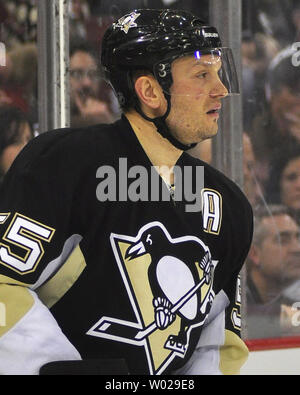 Les Penguins de Pittsburgh le défenseur Sergei Gonchar marque son 200 but de carrière dans la première période au Mellon Arena contre les Sabres de Buffalo à Pittsburgh le 2 mars 2010. UPI/Archie Carpenter Banque D'Images