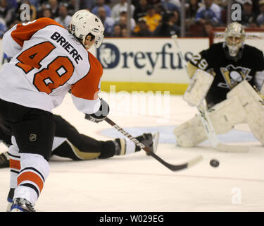 Le gardien des Penguins de Pittsburgh Marc-André fleury définit lui-même comme centre des Flyers de Philadelphie Danny Briere prend tir au but dans la première période au Mellon Arena de Pittsburgh le 27 mars 2010. UPI/Archie Carpenter Banque D'Images