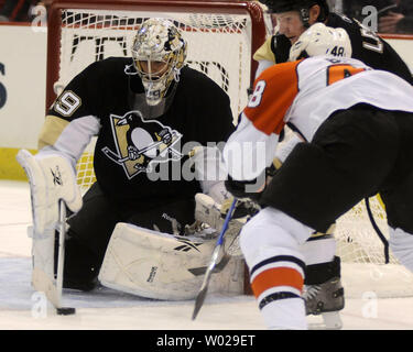 Le gardien des Penguins de Pittsburgh Marc-André fleury tire dans la rondelle à la suite d'un centre des Flyers de Philadelphie Danny Briere tourné dans la première période au Mellon Arena de Pittsburgh le 27 mars 2010. Les pingouins a vaincu les Flyers 4-1. UPI/Archie Carpenter Banque D'Images