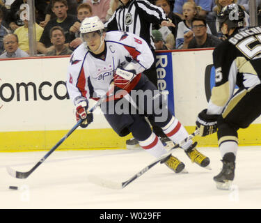 Les Capitals de Washington Alex Ovechkin aile gauche travaille les Penguins de Pittsburgh rondelle passer le défenseur Sergei Gonchar dans la première période au Mellon Arena de Pittsburgh le 6 avril 2010. UPI/Archie Carpenter Banque D'Images