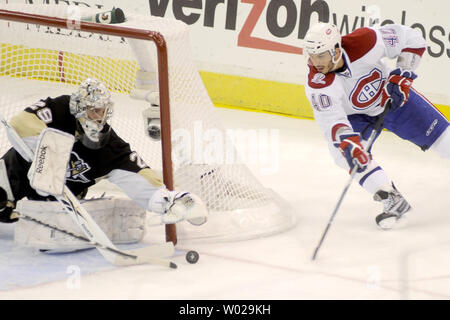 Le gardien Marc-andré Fleury des Penguins de Pittsburgh rassemble dans le coup de Maxim Lapierre Centre Canadien de Montréal dans la première période de l'empereur la victoire 2-1 sur les Canadiens de Montréal en cinq jeux de la demi-finale de conférence de l'Est de la LNH au Mellon Arena de Pittsburgh le 8 mai 2010. UPI/Archie Carpenter Banque D'Images