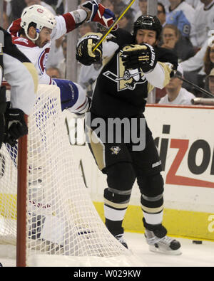 Les Penguins de Pittsburgh le défenseur Brooks Orpik chèques canadiens de Montreal center Maxim Lapierre derrière le but dans la première période de sept jeux de la demi-finale de conférence de l'Est de la LNH au Mellon Arena de Pittsburgh le 12 mai 2010. UPI/Archie Carpenter Banque D'Images