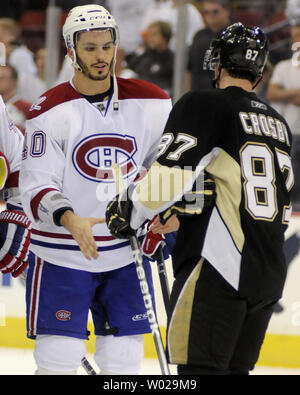 Centre Canadien de Montréal Maxim Lapierre, serre la main avec le centre des Penguins de Pittsburgh Sidney Crosby après la victoire de 5-2 des Canadiens de Montréal dans la LNH de jeu sept demi-finales de conférence de l'Est au Mellon Arena de Pittsburgh le 12 mai 2010. UPI/Archie Carpenter Banque D'Images
