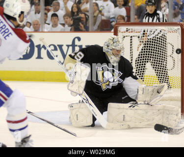 Centre Canadien de Montréal Maxim Lapierre shot joints toriques sur le poster à gauche du gardien Marc-andré Fleury des Penguins de Pittsburgh dans la première période de la Candadiens 5-2 victoire contre les Penguins de Pittsburgh en match sept de la demi-finale de conférence de l'Est de la LNH au Mellon Arena de Pittsburgh le 12 mai 2010. UPI/Archie Carpenter Banque D'Images