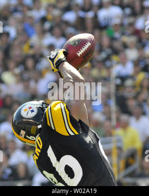 Pittsburgh Steelers Hines Ward tire dans un un bras de la réception de la passe comme Atlanta Falcons Sean Weatherspoon fait de l'attaquer au quatrième trimestre de l'Steelers gagner contre les Falcons d'Atlanta au Heinz Field de Pittsburgh, PA, le 12 septembre 2010. UPI/Archie Carpenter Banque D'Images