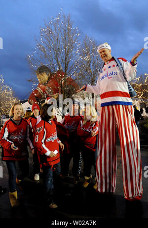 Les Capitals de Washington fans obtenir quelques grands soutien à l'extérieur Stade Heinz Field pour le Winter Classic à Pittsburgh, Pennsylvanie le 1 er janvier 2011. Le mauvais temps a retardé le début de la partie de la LNH entre les Penguins de Pittsburgh et les Capitals de Washington. Et les 68 000 fans sont attendus pour participer à la partie. UPI/Pat Benic Banque D'Images