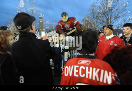 Les pingouins et les fans de hockey capitales prendre des photos souvenirs en face de stade Heinz Field pour le Winter Classic à Pittsburgh, Pennsylvanie le 1 er janvier 2011. Le mauvais temps a retardé le début de la partie de la LNH entre les Penguins de Pittsburgh et les Capitals de Washington. Et les 68 000 fans sont attendus pour participer à la partie. UPI/Pat Benic Banque D'Images