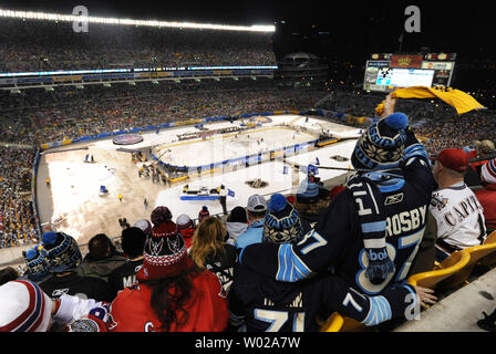 Les Penguins de Pittsburgh fans agitent leurs serviettes à Heinz Field pour le Winter Classic à Pittsburgh, Pennsylvanie le 1 er janvier 2011. Le mauvais temps a retardé le début de la partie de la LNH entre les Penguins de Pittsburgh et les Capitals de Washington. Plus de 65 000 fans ont assisté au match. UPI/Pat Benic Banque D'Images