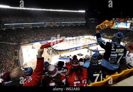 Les Penguins de Pittsburgh et les Capitals de Washington fans agitent leurs serviettes à Heinz Field pour le Winter Classic à Pittsburgh, Pennsylvanie le 1 er janvier 2011. Le mauvais temps a retardé le début de la partie de la LNH entre les Penguins de Pittsburgh et les Capitals de Washington. Plus de 65 000 fans ont assisté au match. UPI/Pat Benic Banque D'Images