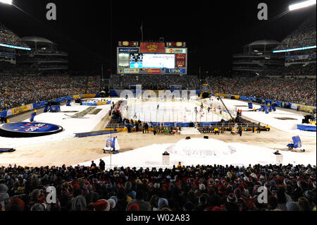 Les Capitals de Washington et les Penguins de Pittsburgh fans assister à la classique d'hiver au stade Heinz Field de Pittsburgh, Pennsylvanie le 1 er janvier 2011. Le mauvais temps a retardé le début de la partie de la LNH entre les Penguins de Pittsburgh et les Capitals de Washington. Plus de 65 000 fans ont assisté au match. UPI/Pat Benic Banque D'Images